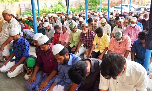 மதுரையில் பக்ரீத் பண்டிகை, பள்ளிவாசல்களில் சிறப்புத் தொழுகை  நடத்தப்பட்டது