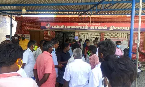 பள்ளிபாளையம்: தொழிலாளியை தாக்கியதாக தந்தை-மகன் மீது வழக்கு