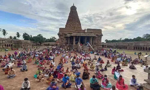 பெரியகோயிலில் பிரதோஷ வழிப்பாடு:சமூக இடைவெளியுடன் சுவாமி தரிசனம்