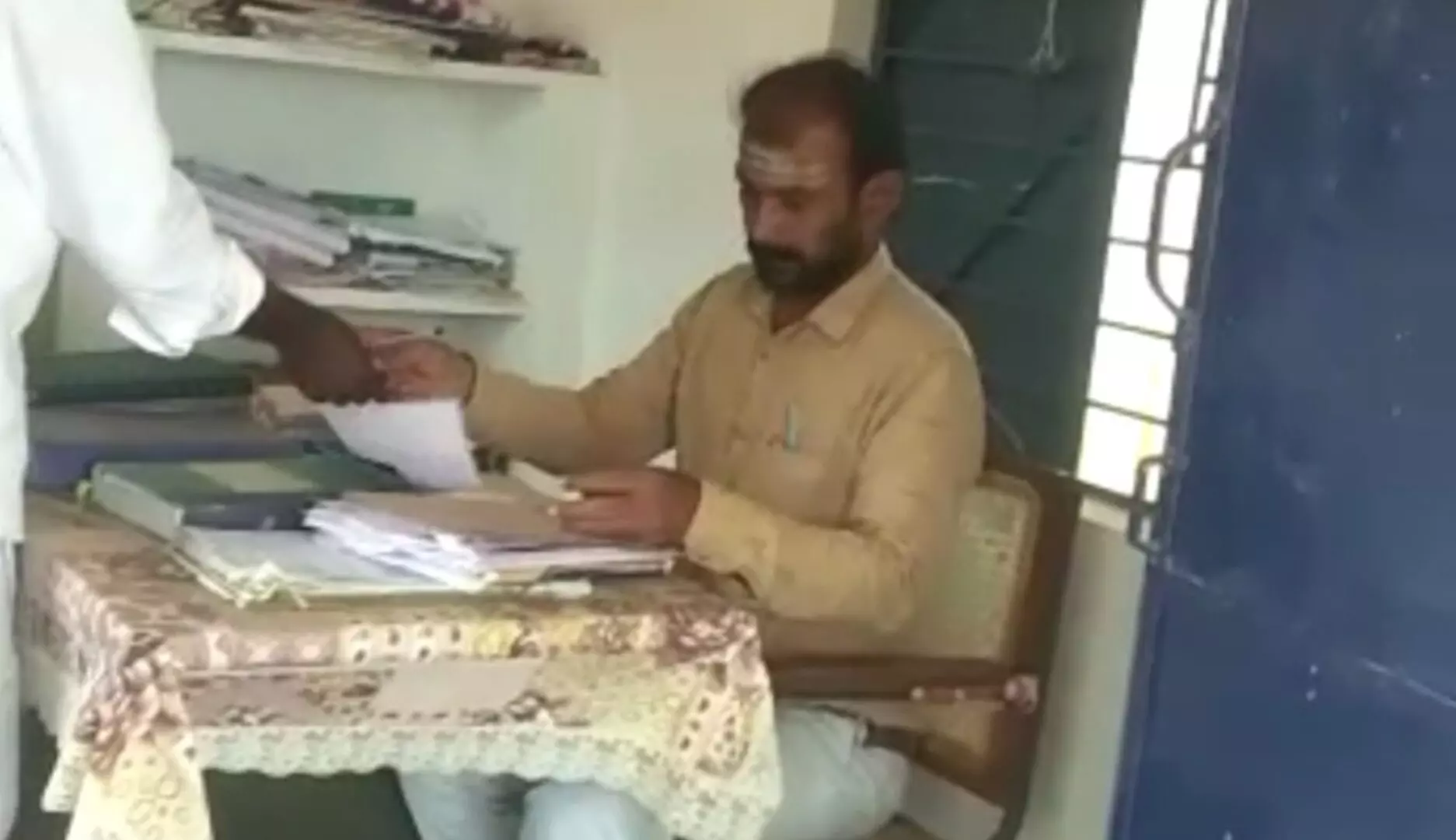 விவசாயக்கூலியிடம் லஞ்சம் வாங்கும் கிராம நிர்வாக அலுவலர்: சமூக வலைதளங்களில் வைரலாகும் வீடியோ விவசாயக்கூலியிடம் லஞ்சம் வாங்கும் கிராம நிர்வாக அலுவலர்: சமூக வலைதளங்களில் வைரலாகும் வீடியோ