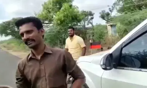 சிவகங்கை அருகே மணல் கடத்தல் லாரி டிரைவர் கைது. வழிமறித்த கார் ஓட்டுனர் மாயம்