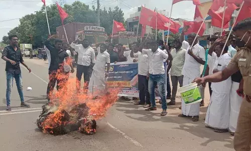 மேக்கேதாட்டுவில்  அணை கட்டும் நடவடிக்கையைக் கண்டித்து  கர்நாடக முதல்வரின் உருவபொம்மை எரிப்பு