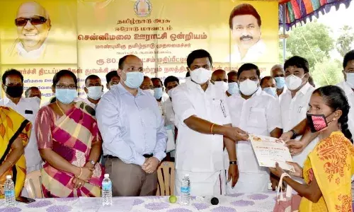 பயனாளிகளுக்கு  இலவச வீட்டுமனை பட்டா: அமைச்சர் சாமிநாதன் வழங்கல்