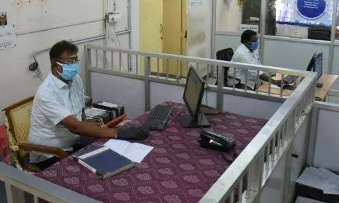 பத்திர பதிவுத்துறை அலுவலங்களில் உயர்ந்த மேடையில் அமரக்கூடாது-அமைச்சர் உத்தரவு
