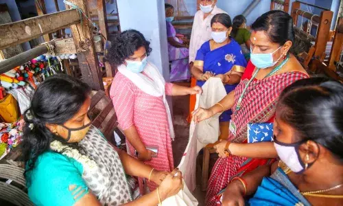 மாநகராட்சி சுய உதவி குழு தயாரிப்புகளை பார்வையிட்ட ஆணையர்
