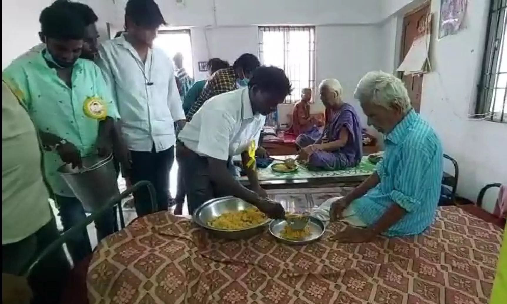 நடிகர் சூர்யா பிறந்த நாள்; முதியோர் இல்லத்தில் கேக் வெட்டிக் கொண்டாடிய ரசிகர்கள் நடிகர் சூர்யா பிறந்த நாள்; முதியோர் இல்லத்தில் கேக் வெட்டிக் கொண்டாடிய ரசிகர்கள்