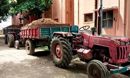 குடியாத்தம் அருகே ஏரியில் மணல் கடத்திய வாகனகள் பறிமுதல் இருவர் கைது