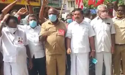 மதுரை: பொதுத்துறை நிறுவனங்களை தனியாருக்கு தாரை வார்ப்பதை கண்டித்து தொழிற் சங்கங்கள் ஆர்ப்பாட்டம் மதுரை: பொதுத்துறை நிறுவனங்களை தனியாருக்கு தாரை வார்ப்பதை கண்டித்து தொழிற் சங்கங்கள் ஆர்ப்பாட்டம்