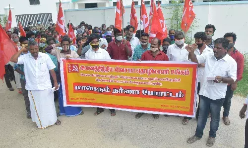 வீட்டுமனை பட்டா கேட்டு விவசாயத் தொழிலாளர் சங்கத்தினர் தர்ணா