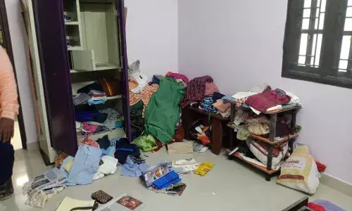 பட்டப்பகலில் வீட்டின் பூட்டை உடைத்து பணம், நகை கொள்ளை