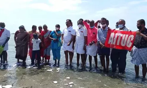 இந்திய கடல்சார் மீன்வள மசோதாவுக்கு எதிர்ப்பு: ஏஐடியுசி மீனவ அமைப்பினர் கடலில் இறங்கி போராட்டம்