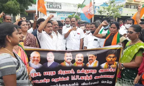 இந்துக்களை அவமதித்த  பாதிரியாரைக் கண்டித்து  மதுரையில் பாஜக ஆர்ப்பாட்டம் இந்துக்களை அவமதித்த  பாதிரியாரைக் கண்டித்து  மதுரையில் பாஜக ஆர்ப்பாட்டம்