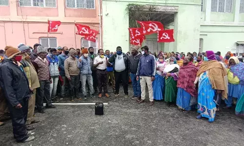 உதகையில் தூய்மை பணியாளர்கள் முற்றுகை போராட்டம்