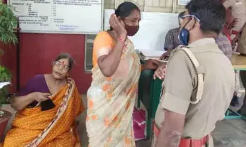 ஓடும் காரில் பெண்களை தாக்கி நகை கொள்ளையடித்த டிரைவரை பிடிக்க தனிப்படை