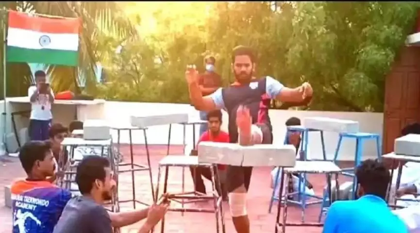 ஒரே நிமிடம் 37-கான்கிரீட் கற்கள் உடைப்பு; மதுரையில் கின்னஸ் சாதனை ஒரே நிமிடம் 37-கான்கிரீட் கற்கள் உடைப்பு; மதுரையில் கின்னஸ் சாதனை