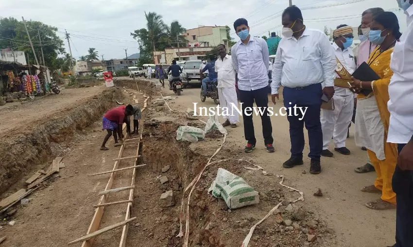 சோழவந்தான் ரயில்வே மேம்பால பணிகளை மதுரை ஆட்சியர் அனிஷ்குமார் ஆய்வு செய்தார் சோழவந்தான் ரயில்வே மேம்பால பணிகளை மதுரை ஆட்சியர் அனிஷ்குமார் ஆய்வு செய்தார்