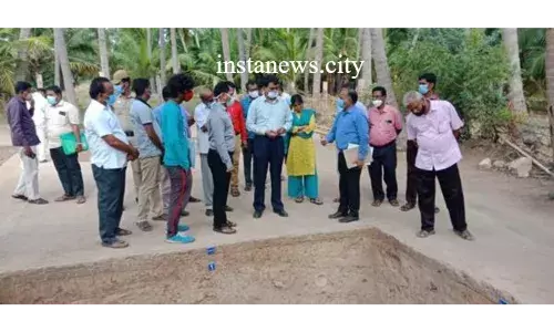 கீழடி அகழாய்வு தளத்தில் சுற்றுலா பண்பாட்டுத்துறை முதன்மைச் செயலர் ஆய்வு