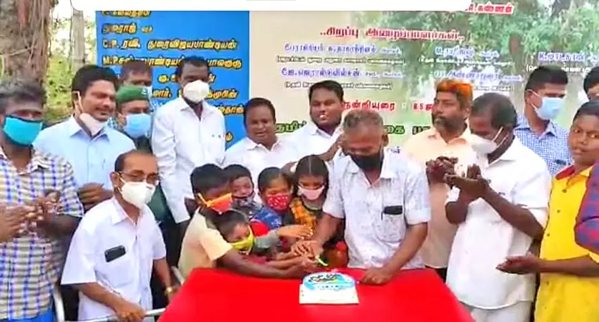 நூற்றாண்டு கடந்த ஆலமரத்துக்கு பிறந்தநாள்: கேக் வெட்டி கொண்டாடிய மக்கள் நூற்றாண்டு கடந்த ஆலமரத்துக்கு பிறந்தநாள்: கேக் வெட்டி கொண்டாடிய மக்கள்