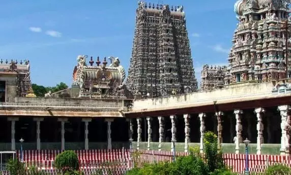 மதுரை மீனாட்சியம்மன் கோயிலில் பயன்படுத்திய எண்ணையை, உணவு பாதுகாப்பு துறையிடம் ஒப்படைப்பு மதுரை மீனாட்சியம்மன் கோயிலில் பயன்படுத்திய எண்ணையை, உணவு பாதுகாப்பு துறையிடம் ஒப்படைப்பு