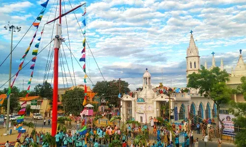 தூத்துக்குடி பனிமய மாதா பேராலய திருவிழா கொடியேற்றம் பக்தர்களின்றி நடைபெற்றது