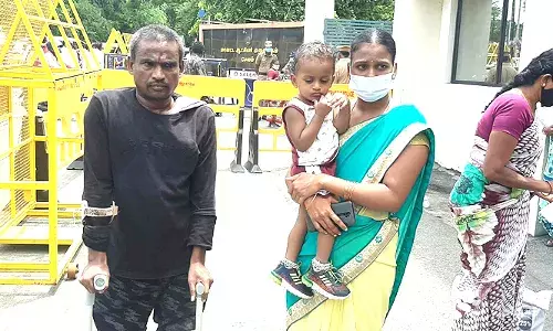 மாமனார் பாலியல் தொல்லை கொடுப்பதாக இளம்பெண் கலெக்டர் அலுவலகத்தில் புகார்