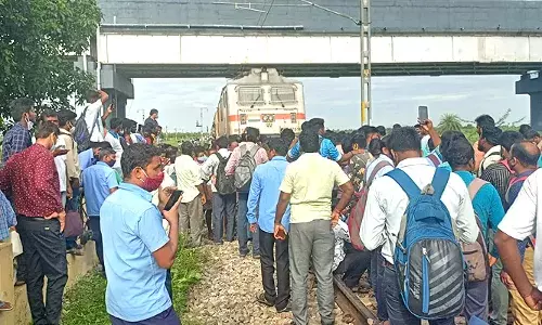 அனவர்திகான்பேட்டை இரயில் நிலையத்தில் சீசன் டிக்கெட் வழங்கக் கோரி மறியல்