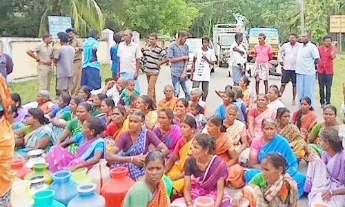 ராணிபேட்டை அருகே கிராம மக்கள் குடிதண்ணீர், சாலை வசதி கோரி  சாலை மறியல்
