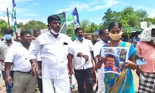 வெளிநாட்டில் உயிரிழந்த கணவரின் உடலை மீட்டு தரக்கோரி மனைவி போராட்டம்