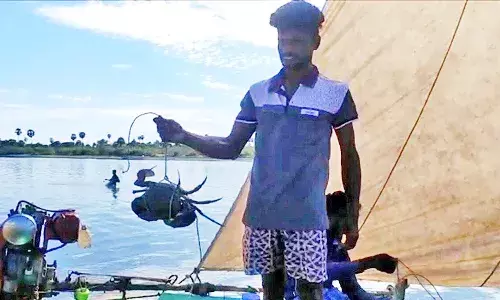 வலையில் பிடித்த நண்டை, மீண்டும் கடலுக்குள் விட்டால் ரூ.200 பரிசு