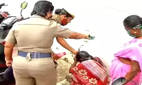 குத்தகைதாரரிடமிருந்து விவசாய நிலத்தை மீட்டுத் தரக் கோரி பெண் தீக்குளிக்க முயற்சி