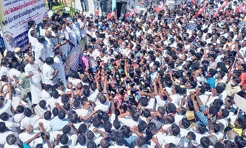 ஜெயலலிதா பல்கலைக்கழக விவகாரம்:  திமுகவை கண்டித்து அதிமுக ஆர்ப்பாட்டம்