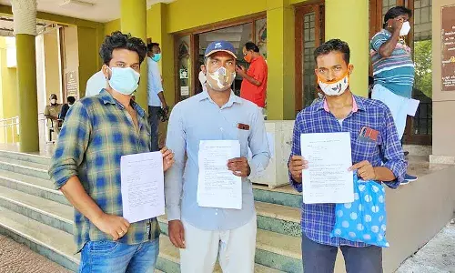 ஏரிக்கரை மற்றும் சாலையை சீரமைக்க கோரி மாவட்ட ஆட்சியரிடம் மனு