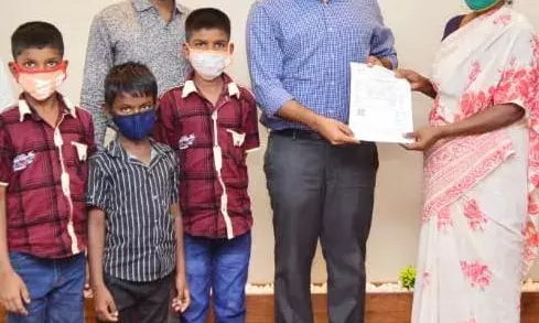 நெல்லை:தாய், தந்தையை இழந்த குழந்தைகளுக்கு உதவி தொகை : ஆட்சியர் வழங்கினார்