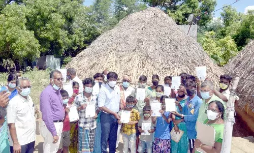 நந்திவாடி கிராம மக்களுக்கு சாதி சான்றிதழை நேரில் சென்று வழங்கிய கலெக்டர்