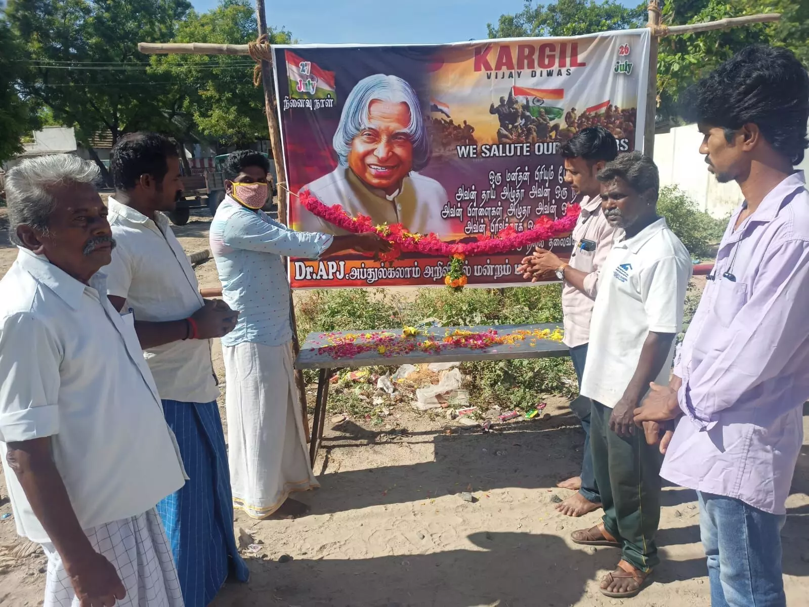 மதுரை மாவட்டத்தில் அப்துல்கலாம் நினைவு நாள்: பொதுமக்களுக்கு மரக்கன்றுகள் வழங்கல் மதுரை மாவட்டத்தில் அப்துல்கலாம் நினைவு நாள்: பொதுமக்களுக்கு மரக்கன்றுகள் வழங்கல்