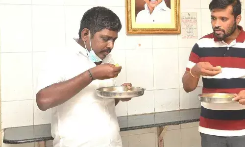 அம்மா உணவகத்தில் சேலம் மாநகராட்சி ஆணையாளர்  திடீர் ஆய்வு
