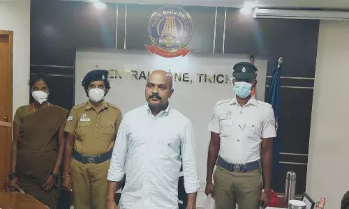 சிறுவனை பெற்றோரிடம் ஒப்படைத்த போலீசார்: நேரில் அழைத்து பாராட்டிய ஐஜி