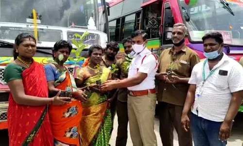 அப்துல்கலாம் நினைவுநாளில் 500  மரக்கன்றுகள் வழங்கிய குடியாத்தம் ஆட்டோ ஓட்டுனர்கள்