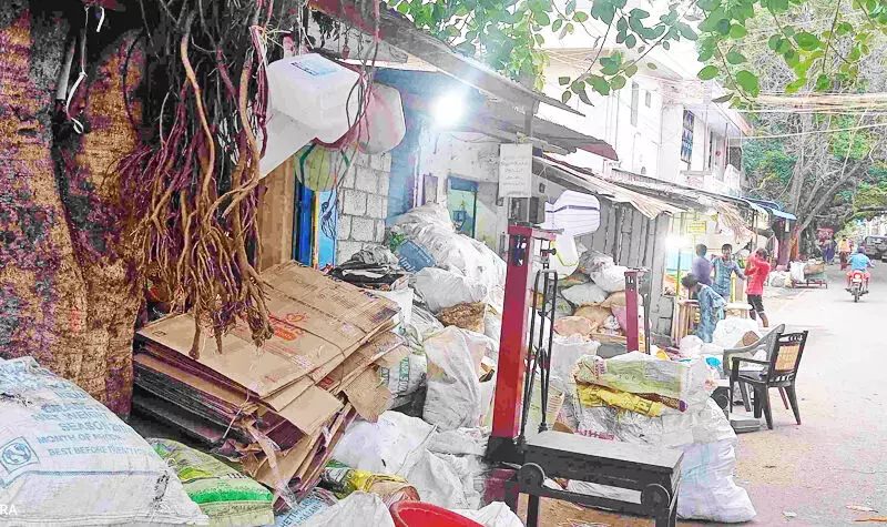 பாலீத்தீன் குப்பைகளுக்கு வந்தது மவுசு; துப்புரவாளர்களுக்கு தனி வருவாய் பாலீத்தீன் குப்பைகளுக்கு வந்தது மவுசு; துப்புரவாளர்களுக்கு தனி வருவாய்