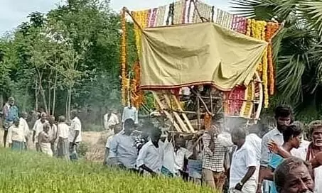 சுடுகாட்டுப் பாதை இல்லை; வயல்வெளியில் சவத்தை எடுத்துச்செல்லும் அவலம் சுடுகாட்டுப் பாதை இல்லை; வயல்வெளியில் சவத்தை எடுத்துச்செல்லும் அவலம்