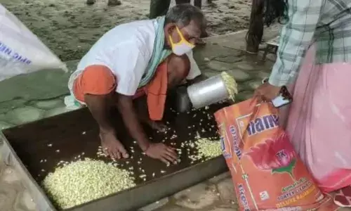 சத்தியமங்கலம் :  விளைச்சல் குறைவால் பூக்கள் விலை உயர்வு