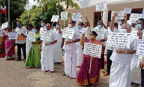 தேர்தல் வாக்குறுதி நிறைவேற்றக்கோரி நாமக்கல்லில் அதிமுகவினர் ஆர்ப்பாட்டம்