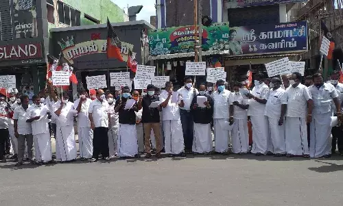 சொன்னீங்களே செஞ்சீஞ்களா என்ற முழக்கத்துடன் அதிமுகவினர் ஆர்ப்பாட்டம்