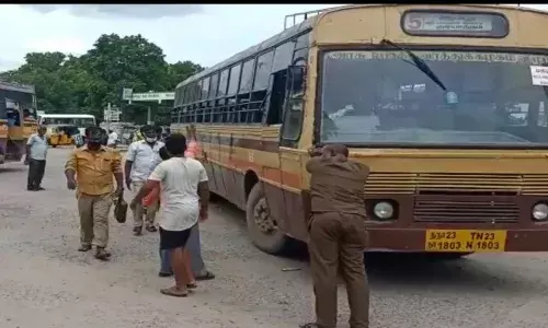 புறப்பட்ட சில நிமிடத்தில் பேருந்தில் புகை;  அலறியடித்து  ஓடிய பயணிகள்