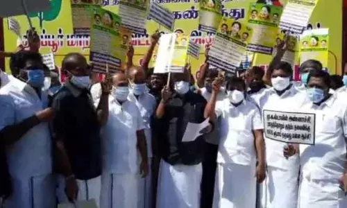 திருப்பூர்: தேர்தல் வாக்குறுதி நிறைவேற்றக்கோரி அதிமுகவினர் ஆர்ப்பாட்டம்