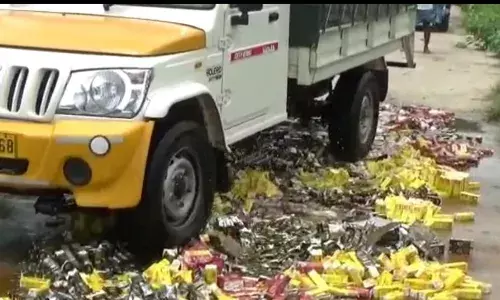 சேலம்: ஊரடங்கின்போது கடத்தி வரப்பட்ட 3 ஆயிரம் மதுபாட்டில்கள் அழிப்பு