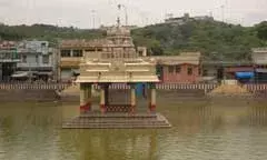 திருத்தணி சரவண பொய்கை திருக்குளத்தில் தெப்பம் கட்டும் பணிகள் தீவிரம்