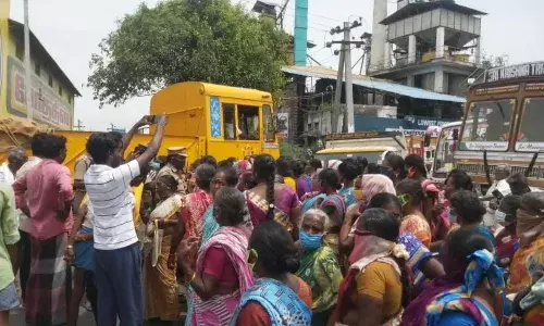 காஞ்சிபுரத்தில் பணி தள பொறுப்பாளர் மாற்றம்: 100 நாள் பணியாளர்கள் சாலை மறியல்