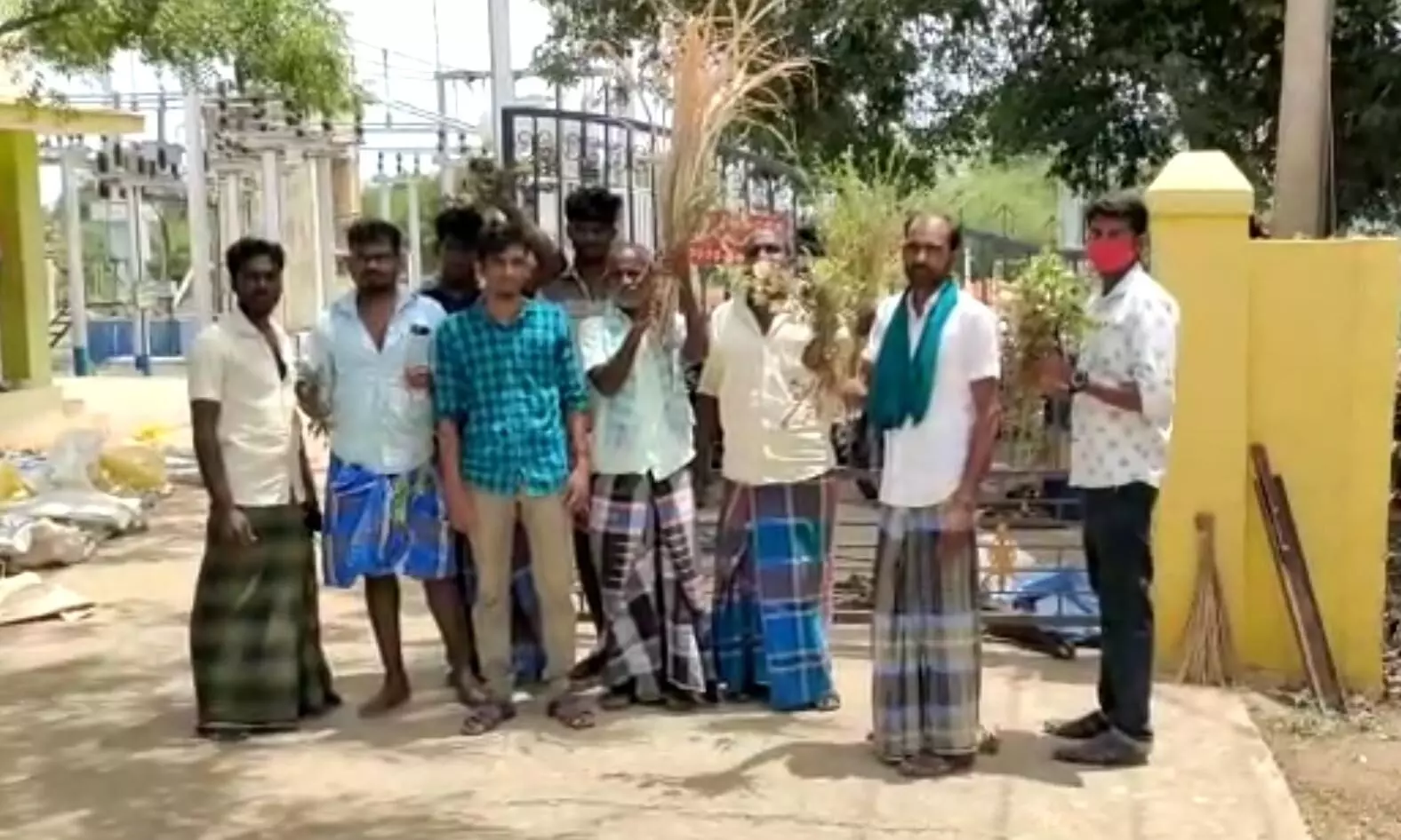 பழுதடைந்த டிரான்ஸ்பார்மரை சீரமைக்ககோரி விவசாயிகள் மின்நிலையம் முற்றுகை பழுதடைந்த டிரான்ஸ்பார்மரை சீரமைக்ககோரி விவசாயிகள் மின்நிலையம் முற்றுகை