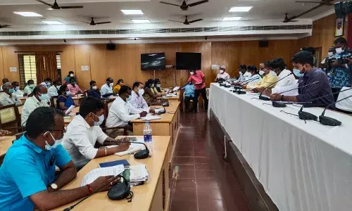கொரோனா தொற்று குறித்து தீவிர விழிப்புணர்வு தேவை: கலெக்டர் மோகன்
